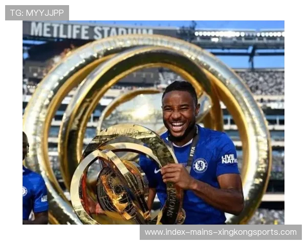 切尔西一脚长传找到恩昆库，挑射轻盈入网