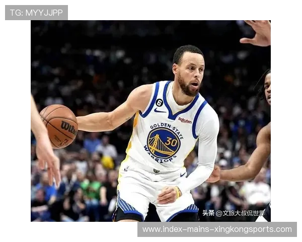 库里侧翼急停三分破网，勇士全场沸腾